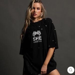 SHE'S GRITTY "PUMP COVER" TEE IN BLACK/WHITE STARRY NIGHT-L